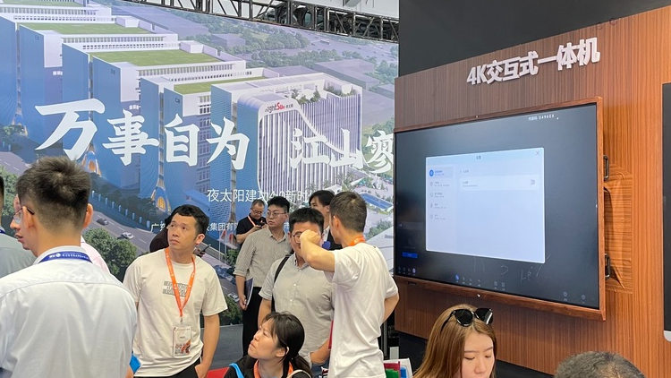 爱游戏平台-爱游戏(中国)一站式服务平台教育新品及解决方案惊艳亮相81届教装展